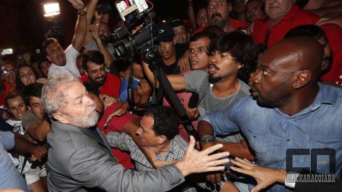 Lula deixando sede sindical para se entregar - Foto: EPA